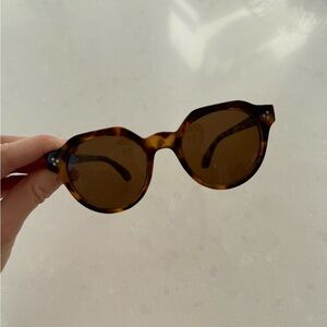 Brown tortoise shell sunglasses